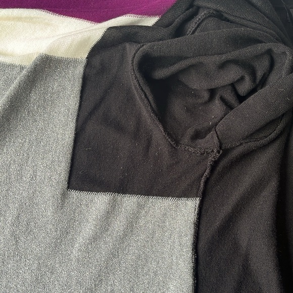 Sweater size small: black, silver, dark magenta and white - Picture 6 of 8